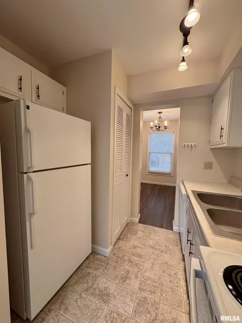 Kitchen - 165 Carriage Hl, Macomb, IL 61455 photo 2 of 4