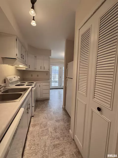 Kitchen - 165 Carriage Hl, Macomb, IL 61455 photo 4 of 4