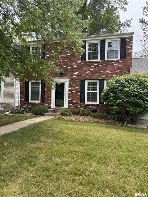 165 Carriage Hl, Macomb, IL 61455