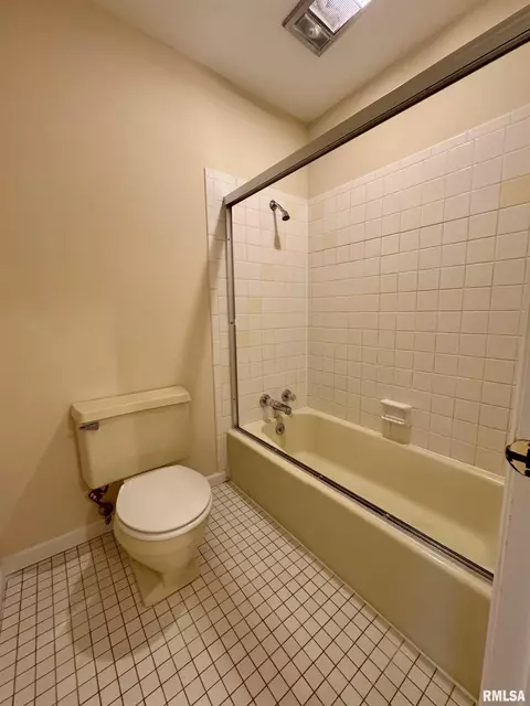 Bath - 165 Carriage Hl, Macomb, IL 61455 photo 2 of 3