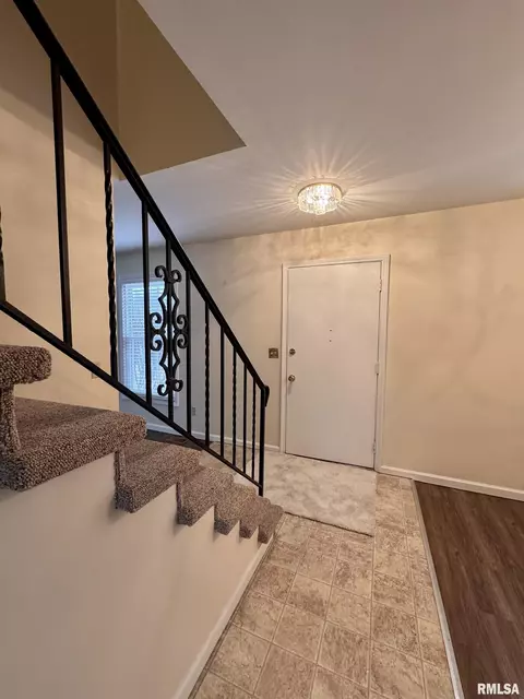 Entry Way - 165 Carriage Hl, Macomb, IL 61455 photo 1 of 2