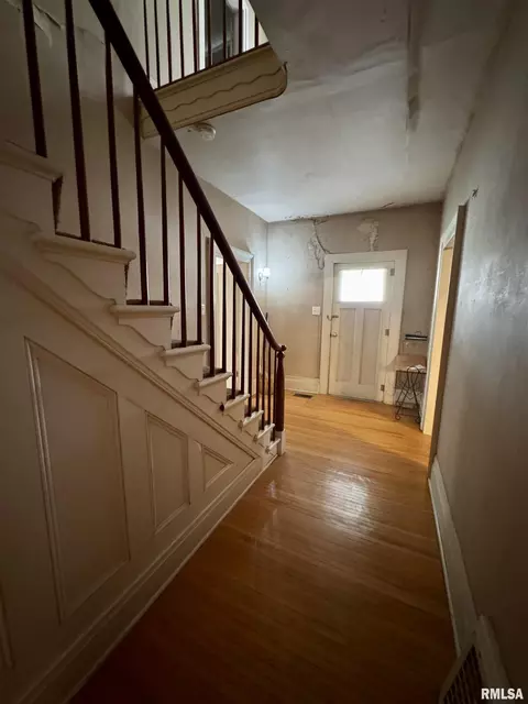Entry Way - 727 E Jackson St, Macomb, IL 61455 photo 1 of 3