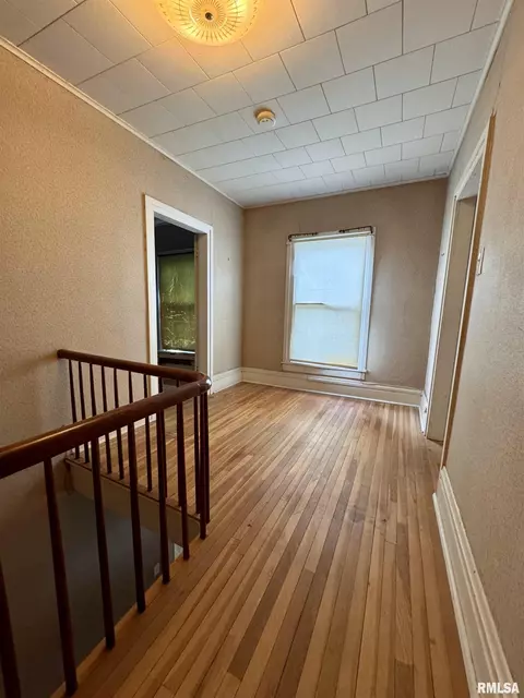 Entry Way - 727 E Jackson St, Macomb, IL 61455 photo 3 of 3