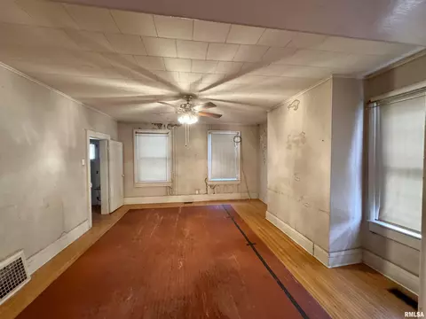 Living - 727 E Jackson St, Macomb, IL 61455 photo 1 of 5