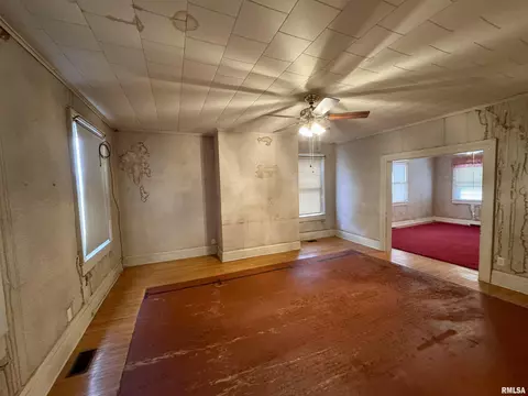 Living - 727 E Jackson St, Macomb, IL 61455 photo 2 of 5