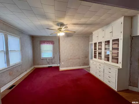 Living - 727 E Jackson St, Macomb, IL 61455 photo 3 of 5