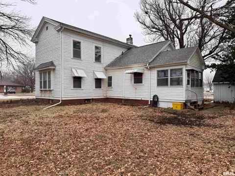 Exterior - 727 E Jackson St, Macomb, IL 61455 photo 2 of 5
