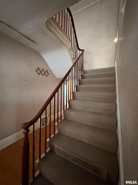 Entry Way - 727 E Jackson St, Macomb, IL 61455 photo 2 of 3
