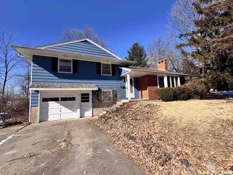 1345 Parkview Dr, Macomb, IL 61455
