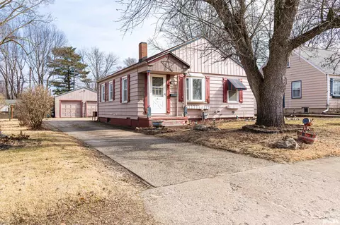 302 Sherwood Dr, Pekin, IL 61554