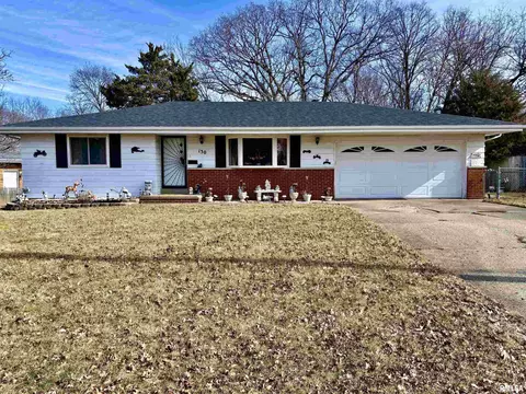 130 Glenridge Dr, East Peoria, IL 61611