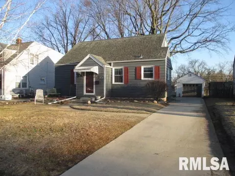 907 E Seneca Pl, Peoria, IL 61603
