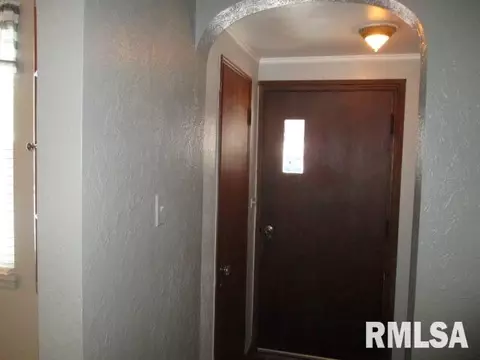 907 E Seneca Pl, Peoria, IL 61603 photo 2