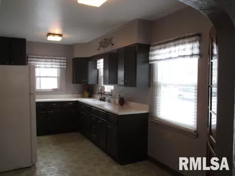 907 E Seneca Pl, Peoria, IL 61603 photo 4