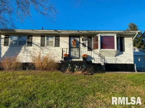 205 Essex St, London Mills, IL 61544