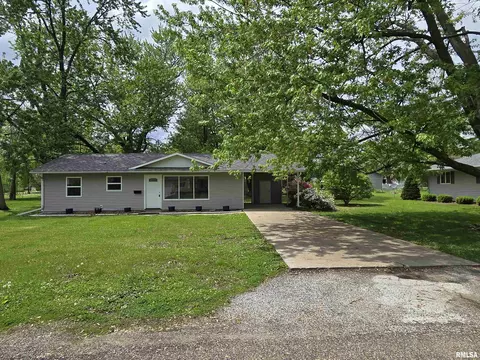 104 Parkway Dr, Carthage, IL 62321