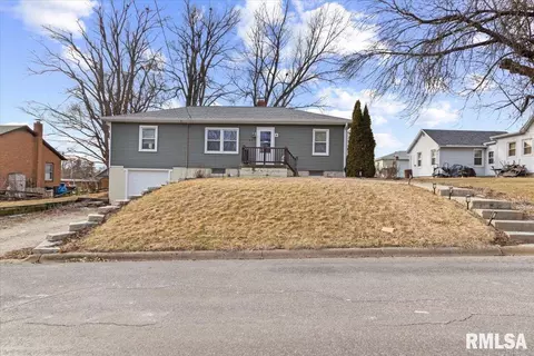 607 N State St, Roanoke, IL 61561
