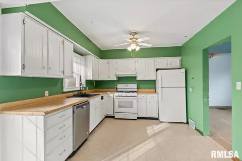 607 N State St, Roanoke, IL 61561 photo 10