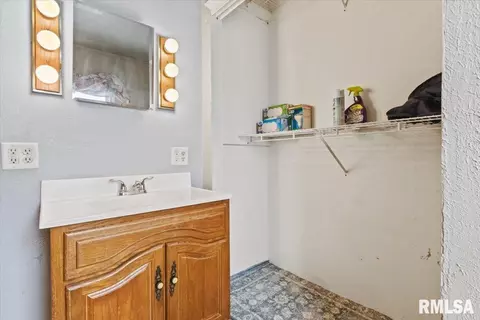 607 N State St, Roanoke, IL 61561 photo 15