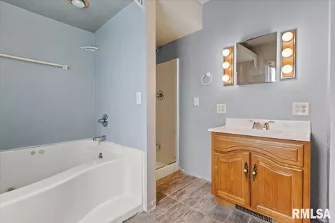 607 N State St, Roanoke, IL 61561 photo 14