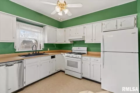 607 N State St, Roanoke, IL 61561 photo 8