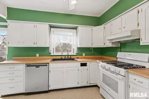 607 N State St, Roanoke, IL 61561 photo 9