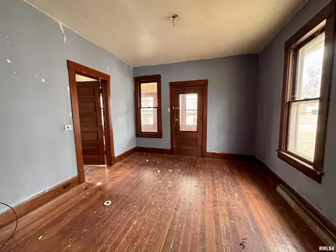 437 W Pierce St, Macomb, IL 61455 photo 2
