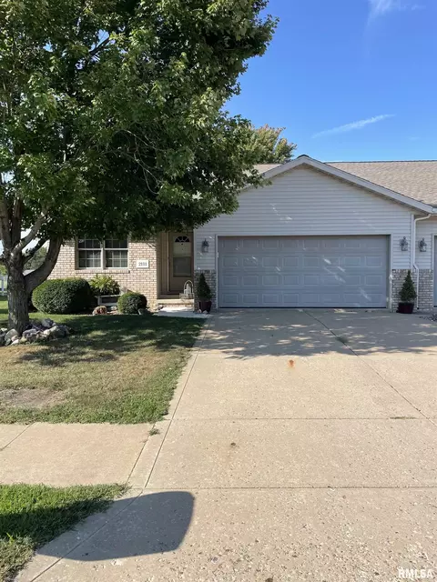 2111 Mount Vernon Dr, Pekin, IL 61554