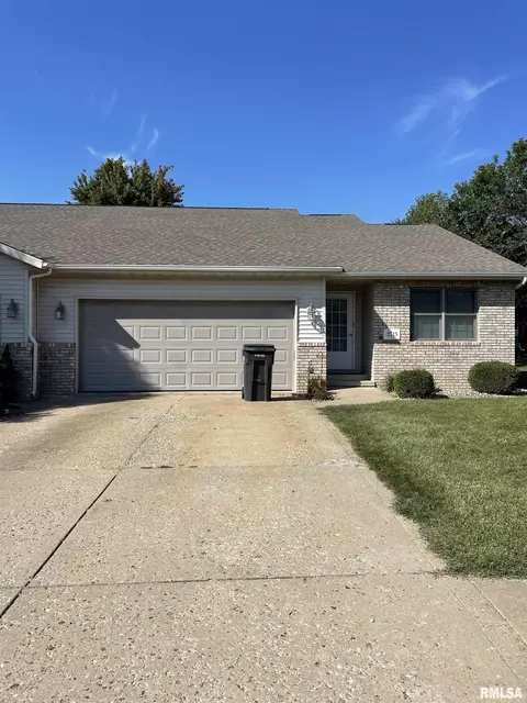 2113 Mount Vernon Dr, Pekin, IL 61554