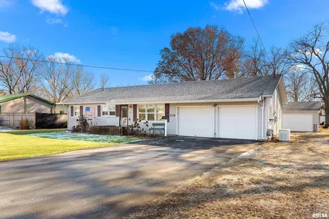 510 Holcomb St, Knoxville, IL 61448