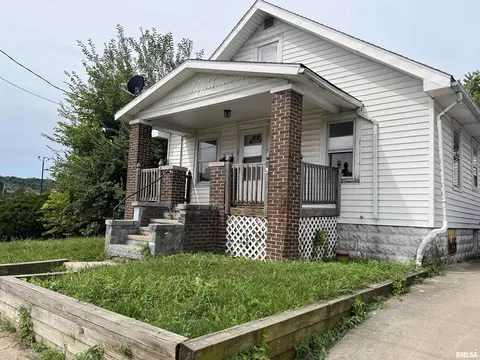 121 E Pershing Pl, East Peoria, IL 61611
