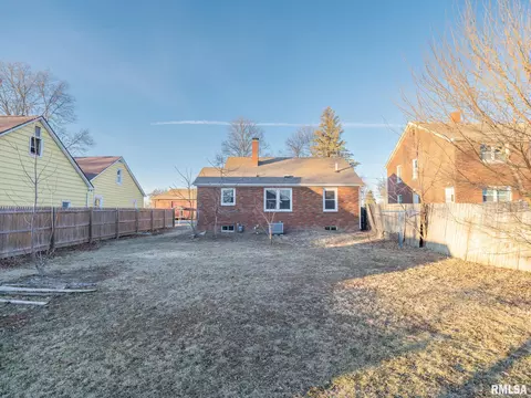Exterior - 402 9th Ave, Silvis, IL 61282 photo 2 of 3