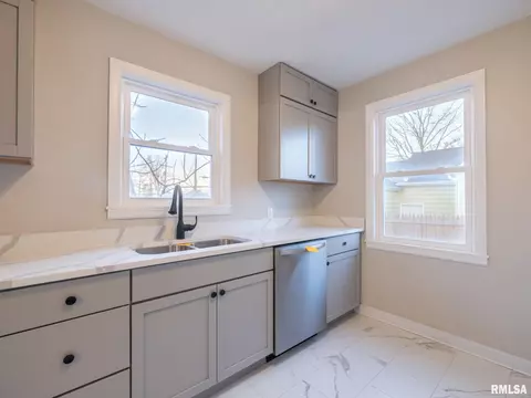 Kitchen - 402 9th Ave, Silvis, IL 61282 photo 5 of 5