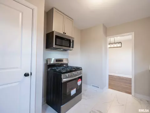 Entry Way - 402 9th Ave, Silvis, IL 61282 photo 2 of 2