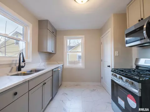 Kitchen - 402 9th Ave, Silvis, IL 61282 photo 1 of 5