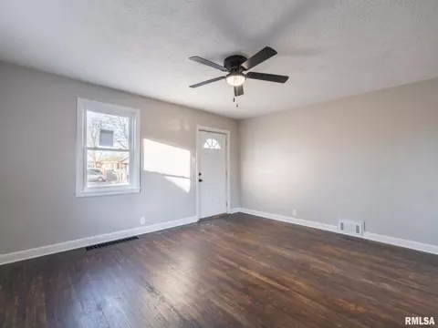 Living - 402 9th Ave, Silvis, IL 61282 photo 1 of 3