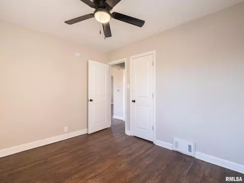 Bedroom - 402 9th Ave, Silvis, IL 61282 photo 3 of 7