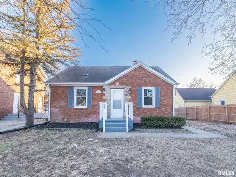 402 9th Ave, Silvis, IL 61282