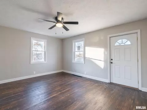 Living - 402 9th Ave, Silvis, IL 61282 photo 2 of 3