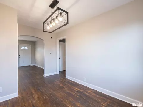 Entry Way - 402 9th Ave, Silvis, IL 61282 photo 1 of 2
