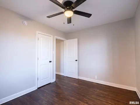 Bedroom - 402 9th Ave, Silvis, IL 61282 photo 6 of 7