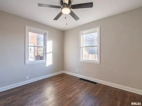 Bedroom - 402 9th Ave, Silvis, IL 61282 photo 1 of 7