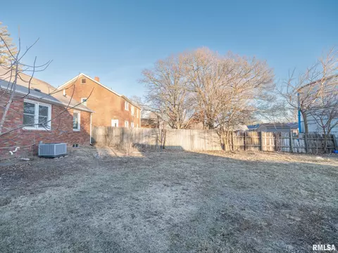 Exterior - 402 9th Ave, Silvis, IL 61282 photo 3 of 3