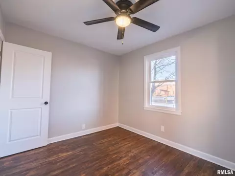 Bedroom - 402 9th Ave, Silvis, IL 61282 photo 5 of 7