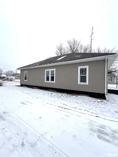 Exterior - 131 E Broadway St, Ipava, IL 61441 photo 5 of 7