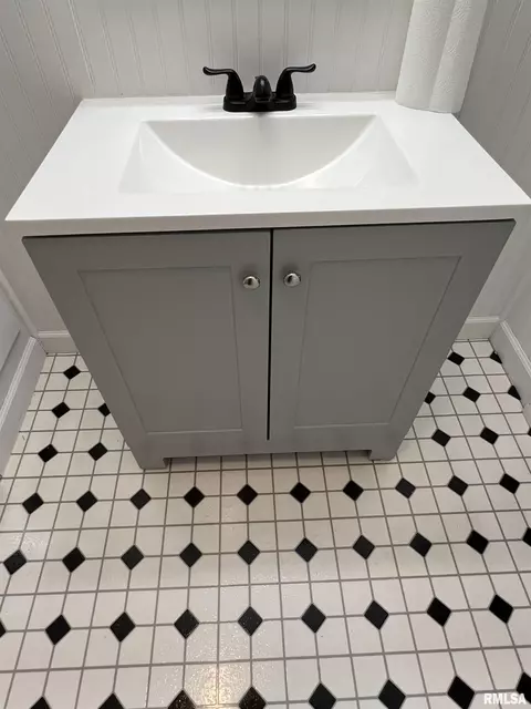 Bath - 131 E Broadway St, Ipava, IL 61441 photo 3 of 3
