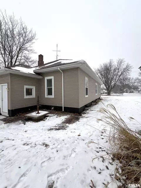 Exterior - 131 E Broadway St, Ipava, IL 61441 photo 4 of 7