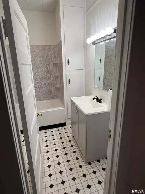 Bath - 131 E Broadway St, Ipava, IL 61441 photo 1 of 3