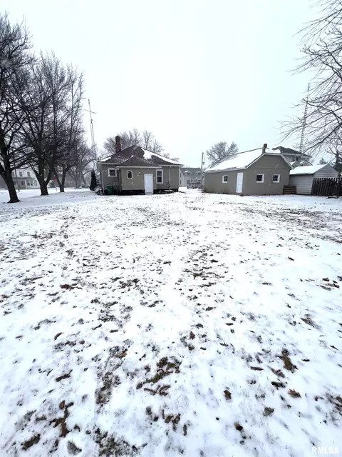 Exterior - 131 E Broadway St, Ipava, IL 61441 photo 3 of 7