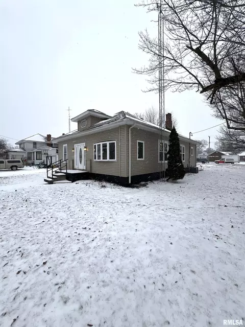 Exterior - 131 E Broadway St, Ipava, IL 61441 photo 2 of 7